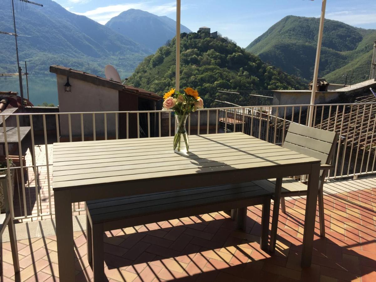 Stanza Privata In Attico Con Terrazza - Lakeholiday It Castel di Tora Exterior photo